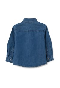 Camisa de mezclilla azul oscuro con cuello puntiagudo, mangas largas y cierre de botones en los puños. Vista trasera con un dobladillo recto.