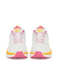 Pár bielych bežeckých topánok Reebok s ružovými podrážkami, šnúrkami a vnútorným podšitím, s žltými akcentmi a logom, zobrazené spredu.