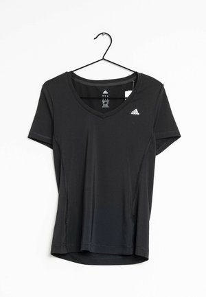 Zwart sport T-shirt met een V-hals, korte mouwen en zijsplitten. Gemaakt van ademend materiaal; heeft het Adidas-logo op de borst.