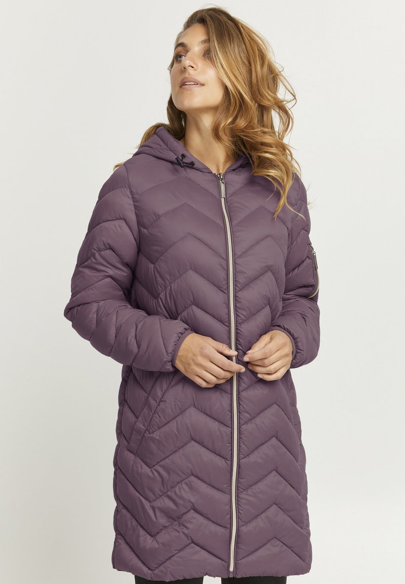 Puffer jas in donkerpaars met capuchon, voorzien van een chevronpatroon, voorrits en elastische manchetten voor warmte.