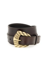 Cintura in pelle marrone con una fibbia in dettagli dorati texturizzati e un design intrecciato. Sono visibili le doppie asole e dettagli di cucitura.