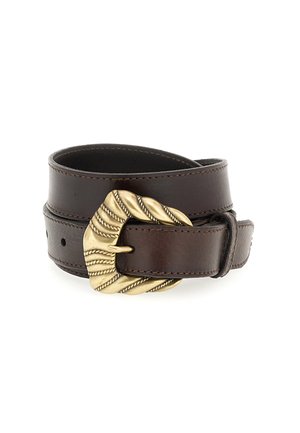 Cintura in pelle marrone con una fibbia in dettagli dorati texturizzati e un design intrecciato. Sono visibili le doppie asole e dettagli di cucitura.