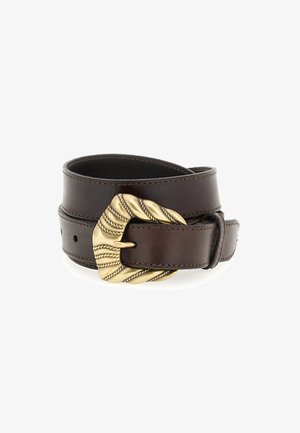 Cintura in pelle marrone con una fibbia in dettagli dorati texturizzati e un design intrecciato. Sono visibili le doppie asole e dettagli di cucitura.