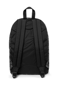 Zaino nero con spallacci imbottiti, un tessuto texturizzato e un bordo con motivo distintivo. Presenta una maniglia superiore per il trasporto.