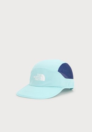 Ανοιχτό μπλε καπέλο The North Face με κυρτή γείσο και σκουρό μπλε επικαλυπτικό πλέγμα στο πλάι.