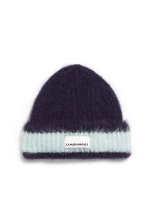 Bonnet en tricot violet foncé avec un bord replié bleu clair et une étiquette blanche portant l'inscription "ARMEDANGELS" au centre avant.