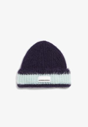 Dunkelviolette Strickmütze mit einem hellblauen umgeschlagenen Rand und einem weißen Etikett mit der Aufschrift "ARMEDANGELS" in der Mitte vorne.