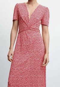 Rode bloemen wikkeljurk met korte mouwen, V-hals, geplooide taille en een vloeiende silhouette, gemaakt van lichtgewicht stof.