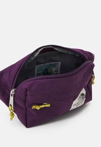 The North Face BERKELEY LUMBAR UNISEX - Diržinis krepšelis - black currant purple/yellow silt