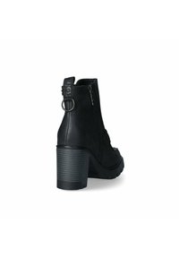 Stivaletto in ecopelle nera con tacco a blocco robusto, cerniera laterale e dettaglio ad anello sul retro. Suola in gomma texturizzata per una buona aderenza.