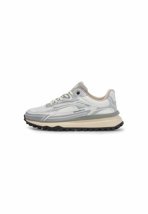Grauer und weißer Sportschuh mit einem Obermaterial aus Netzgewebe, strukturierten Überzügen und einer dicken beigen Zwischensohle mit robustem schwarzen Profil für Traktion.