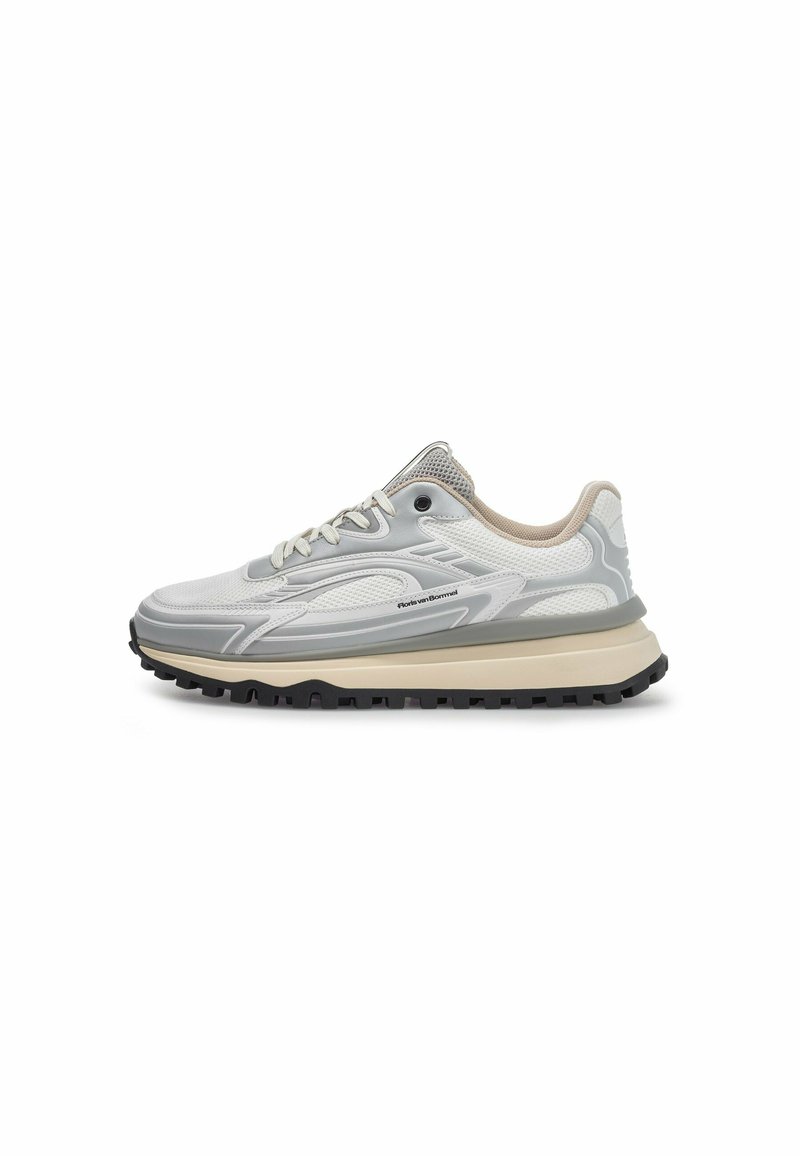 Chaussure de sport grise et blanche avec une tige en mesh, des superpositions texturées et une semelle intermédiaire épaisse beige avec une bande de roulement noire robuste pour une meilleure adhérence.