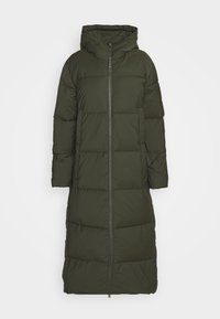 Abrigo largo tipo acolchado con capucha en verde oscuro. Cuenta con cremallera completa en la parte delantera, diseño acolchado y mangas espaciosas. Fabricado con un material suave y ligero.