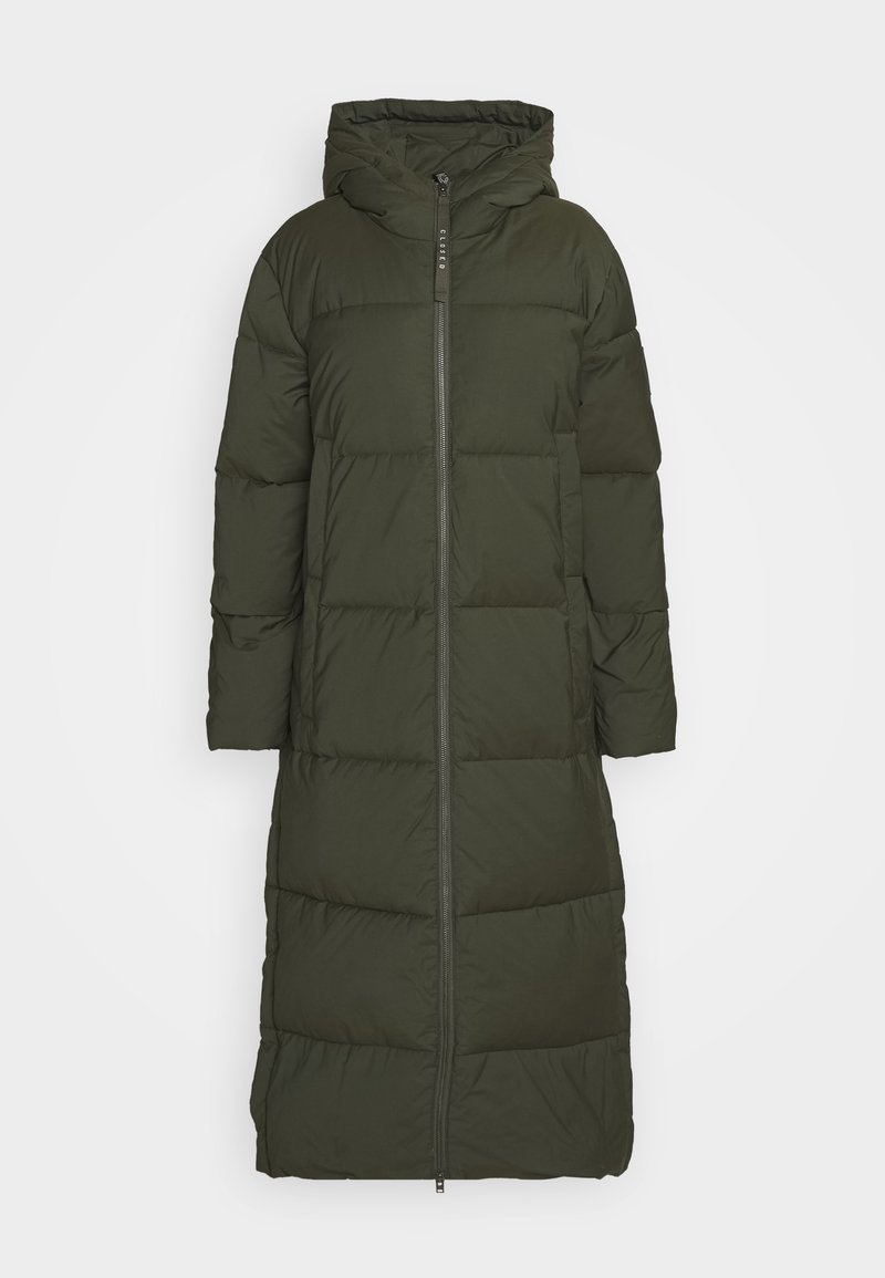 Abrigo largo tipo acolchado con capucha en verde oscuro. Cuenta con cremallera completa en la parte delantera, diseño acolchado y mangas espaciosas. Fabricado con un material suave y ligero.