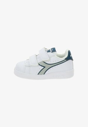 Baskets blanches à bout arrondi, avec des accents bleu marine et deux bandes Velcro. Cuir synthétique lisse avec des détails perforés.