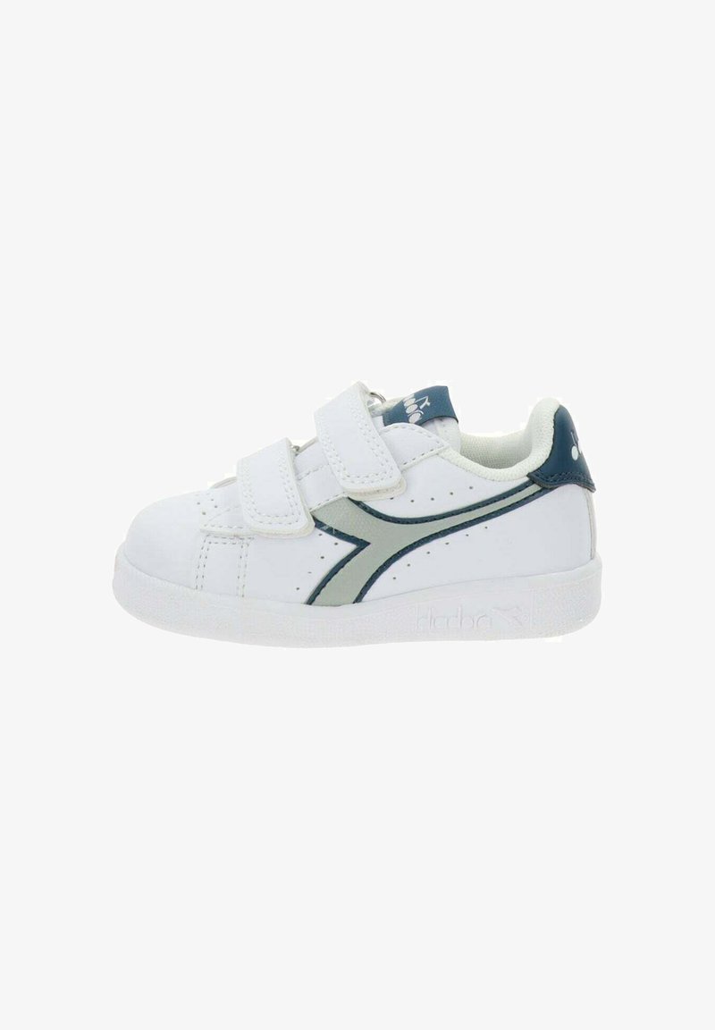 Sneaker bianchi con punta arrotondata, caratterizzati da accenti blu navy e due cinturini in velcro. Pelle sintetica liscia con dettagli perforati.