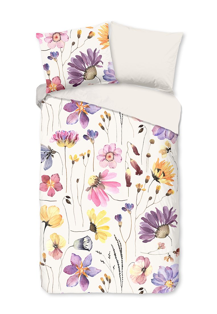 Das Bettbezug-Set verfügt über ein florales Design mit bunten Blumen auf einem weißen Hintergrund, ergänzt durch einfarbige, beige Kissenbezüge.