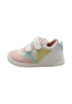 Sneaker per bambini con accenti rosa pastello, giallo e blu, mesh bianco, due strappi in velcro e suola bianca, vista laterale su sfondo bianco.
