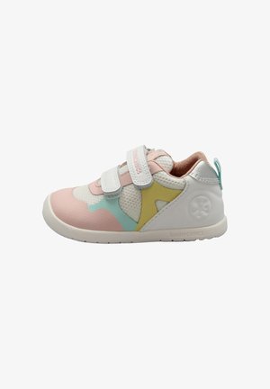 Sneaker per bambini con accenti rosa pastello, giallo e blu, mesh bianco, due strappi in velcro e suola bianca, vista laterale su sfondo bianco.