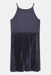 Námořnicky modré šaty bez rukávů s přiléhavým vrškem a plisovanou spodní částí. Hladká saténová textura, nastavitelné ramínka a střih délky ke kolenům.