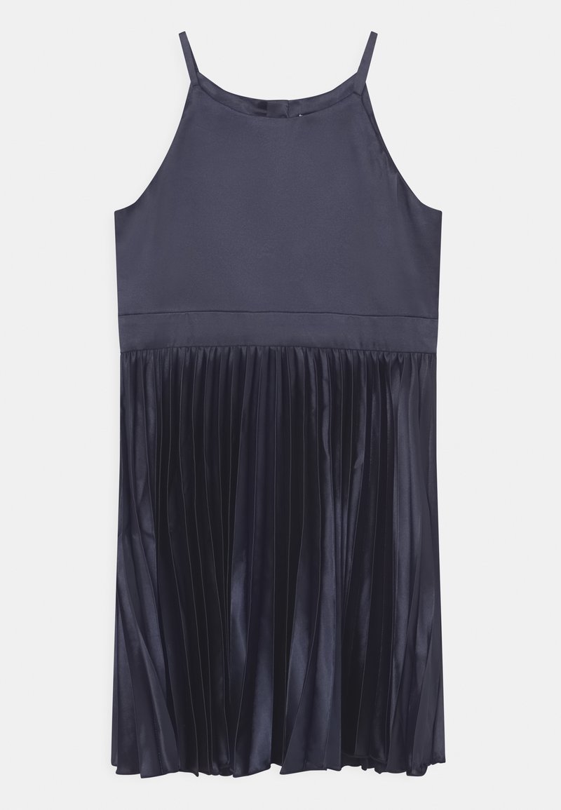 Námořnicky modré šaty bez rukávů s přiléhavým vrškem a plisovanou spodní částí. Hladká saténová textura, nastavitelné ramínka a střih délky ke kolenům.