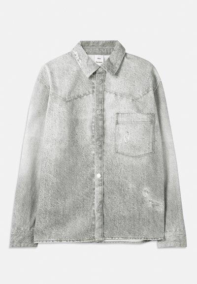 Cămașă din denim gri cu închidere cu nasturi, guler ascuțit, buzunar pe piept și detalii uzate. Are un finisaj texturat și o croială standard.