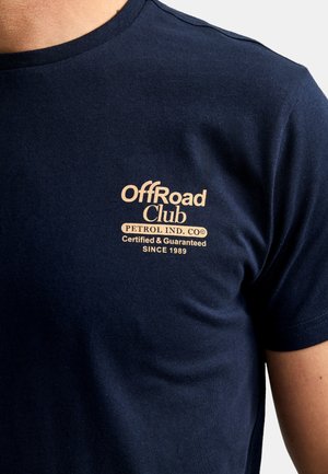 Petrol Industries, PETROL INDUSTRIES T-SHIRT KURZARMSHIRT - Nyomott mintás póló - dunkelblau