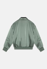 Grøn satin bomberjakke med sort krave og ribbede manchetter. Har en afslappet pasform og en glat overflade, designet uden synlige lukninger.