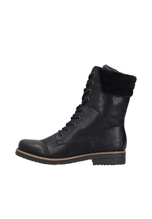 Bottines noires en cuir avec lacets, au design robuste, bout arrondi, col en fausse fourrure et semelle en caoutchouc texturé. Présente des coutures et des détails de logo.