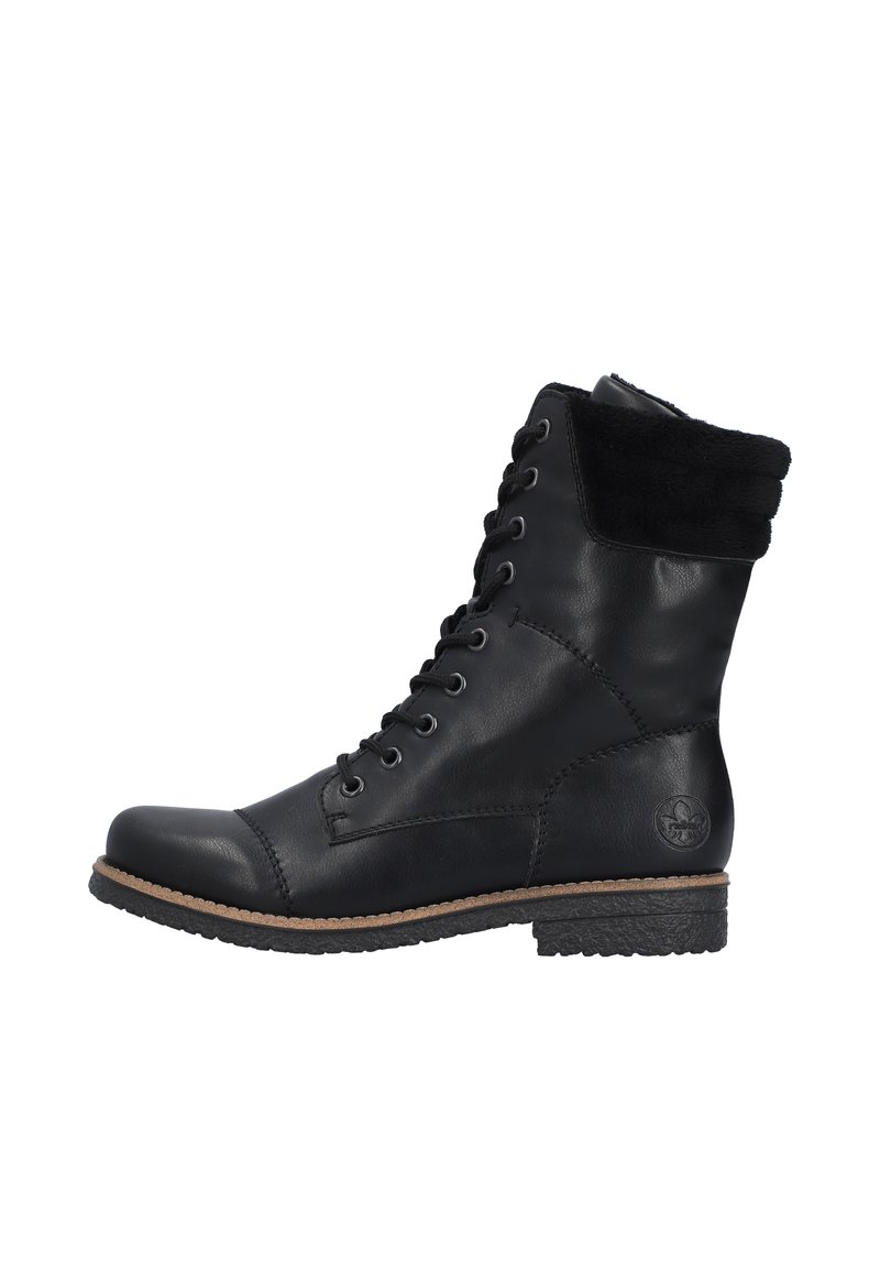 Czarne skórzane buty z sznurówkami o solidnej konstrukcji, zaokrąglonym nosku, sztucznym futerku przy kołnierzu oraz teksturowanej gumowej podeszwie. Wyposażone w przeszycia i detal z logo.