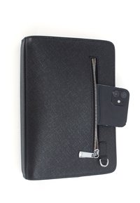 Portfolio in pelle nera texture con chiusura a zip, dotato di una zip argentata e una tasca esterna che contiene uno smartphone.