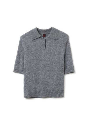 Polo grigio a maniche corte con una texture morbida, orlo a coste e colletto classico con una pattina a due bottoni.