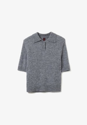 Polo grigio a maniche corte con una texture morbida, orlo a coste e colletto classico con una pattina a due bottoni.