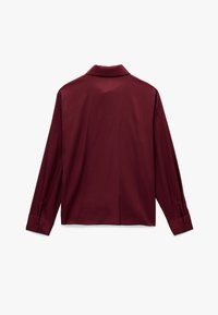 Burgunderfarvet langærmet skjorte med klassisk krave, glat tekstur og knaplukninger ved manchetterne. Bagansigt, uden fremtrædende mønstre eller accentuer.