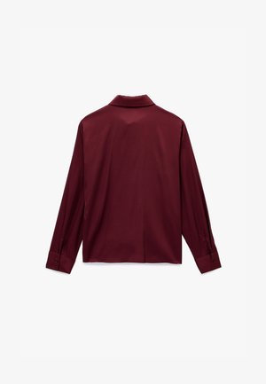 Burgunderfarbens Hemd mit langen Ärmeln und klassischem Kragen, glatte Textur und geknöpfte Manschetten. Rückansicht, ohne auffällige Muster oder Akzente.