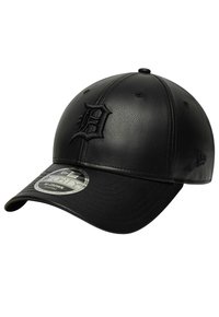 Cappellino da baseball in pelle nera con logo ricamato in rilievo sulla parte anteriore, visiera curvata e dettagli cuciti.