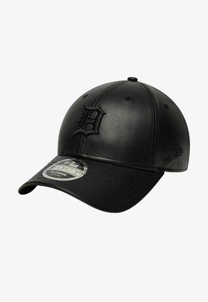 Schwarze Leder-Baseballmütze mit erhabenem gesticktem Logo auf der Vorderseite, gebogenem Schirm und genähten Details.