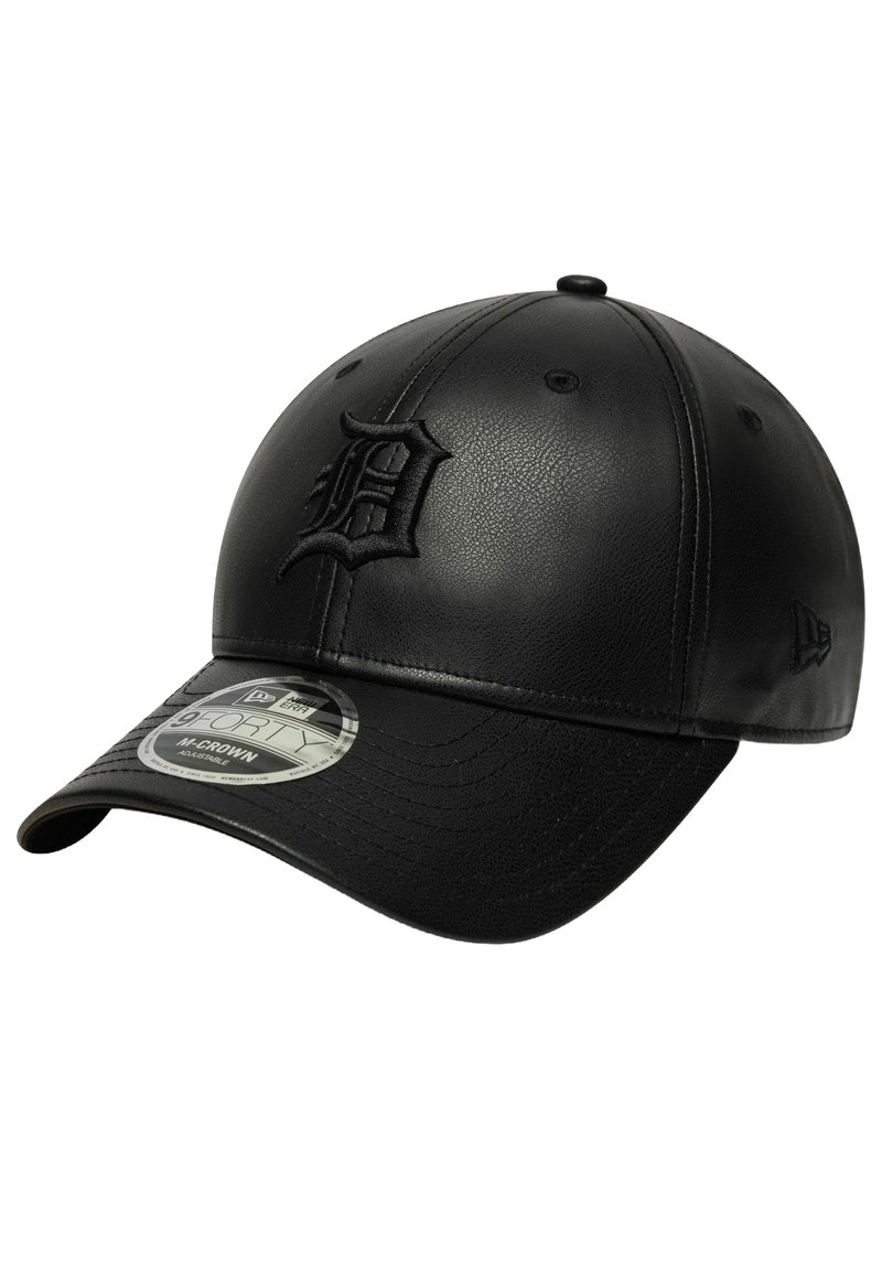 Cappellino da baseball in pelle nera con logo ricamato in rilievo sulla parte anteriore, visiera curvata e dettagli cuciti.