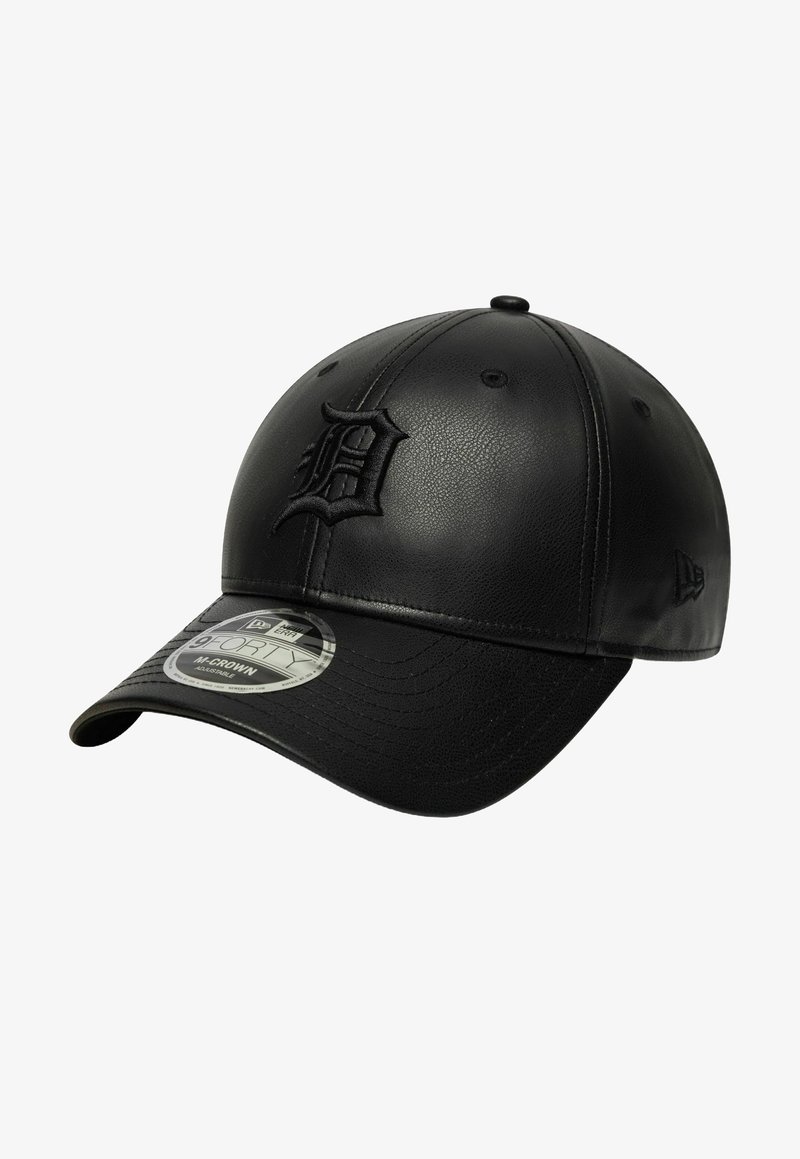 Cappellino da baseball in pelle nera con logo ricamato in rilievo sulla parte anteriore, visiera curvata e dettagli cuciti.