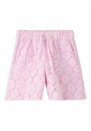 Pantalones cortos de encaje rosa con cintura elástica y patrón floral recortado, con un dobladillo con borde festoneado sobre un fondo blanco.