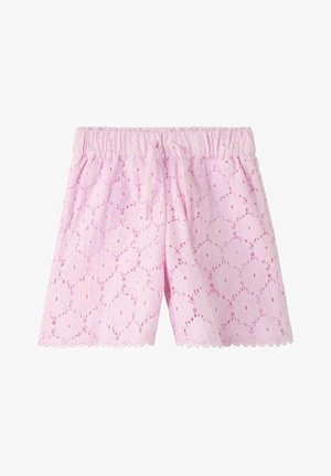 Shorts en dentelle rose avec une ceinture élastique et un motif floral en découpe, présentant un ourlet festonné sur fond blanc.
