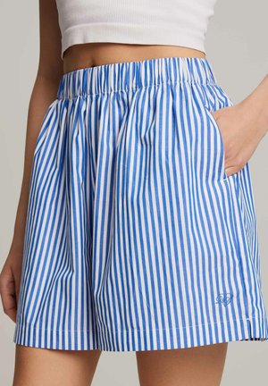 Pasiaste szorty wykonane z lekkiego materiału, w niebieskie i białe pionowe paski, z elastyczną talią i bocznymi kieszeniami.