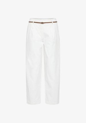 Pantaloni bianchi sartoriali a vita alta con pieghe e una sottile cintura marrone, taglio a gamba dritta, esposti su uno sfondo bianco.