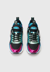 Αθλητικά παπούτσια Buffalo με μαύρη υφασμάτινη βάση, μεταλλικές λεπτομέρειες σε τιρκουάζ και ροζ, σχέδιο με κορδόνια και λευκή λαστιχένια σόλα. Περιλαμβάνει αλυσίδα ως διακοσμητικό στοιχείο.