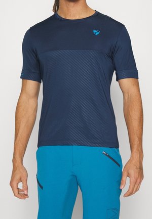 Man draagt een marineblauw sportshirt met korte mouwen en subtiele diagonale strepen, en felblauwe korte broek met ritszakken.