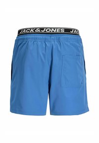Short de bain bleu pour homme avec ceinture élastique noire comportant un marquage blanc "JACK & JONES" et une poche carrée sur le côté droit à l'arrière.