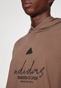 adidas Sportswear BRAND LOVE HOODIE - Felpa con cappuccio - earth strata