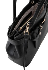 Borsa a mano in pelle nera con accenti dorati, dotata di un compartimento interno con zip, manici doppi e una texture liscia.