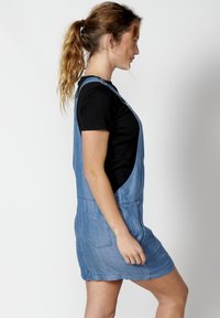 Koroshi STRAP - Haljina od trapera - azul cl light blue