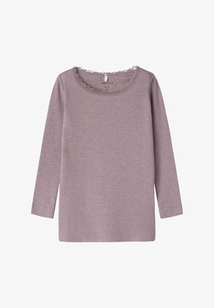 Ilgi piedurkņu tops no mīksta, ribota auduma, gaiši violetā krāsā, ar noapaļotu kakla izgriezumu, kuram ir mežģīņu rotājumi. Vienkāršs, brīvs griezums.